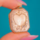 Antikes Medaillon aus 9ct Gold mit Herz- und Blumen-Gravuren