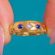 18ct Goldener gewölbter Saphir-Diamant-Gypsy-Trilogie-Ring, um 1892