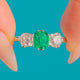 Antiker 18 Karat Weißgold Smaragd Diamant Trilogie Ring, 0,80ct Old Mine Cut Diamanten