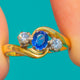18kt Goldring mit Ceylon-Saphir und Diamant im Twist-Design, 0,45ct natürlicher Saphir