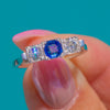 Art Deco 14ct Weißgold Saphir Diamant Trilogie-Ring, Architektonische Fassungen