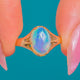 Antiker Ring aus 15ct Gold mit ovalem Opal-Cabochon und geteilten Schultern