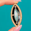 Gravierte Victorian Trauerbrosche mit natürlicher Perle, Diamant und schwarzer Emaille