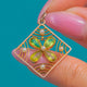 Glücks-Anhänger aus 9ct Gold mit Peridot und Perle in vierblättriger Kleeblattform aus der Art Deco Epoche