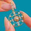 Art Deco Anhänger aus 18 Karat Gold und Silber mit Diamanten und Perle, rund und hängend
