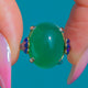 Feiner Art Deco Ring aus 18ct Gold mit Chrysopras und blauer Emaille, 9,15ct Chrysopras