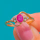 Ring aus 18ct Gold mit Rubin, Diamant und dreiblättrigen Schultern im Twist-Design