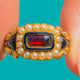 Englisch punzierter Georgian Cluster-Ring aus 18 Karat Gold mit Granat, Perlen und schwarzer Emaille, um 1825