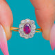 Antiker 18ct Gold Ring mit Rubin und Diamant im Daisy-Cluster-Design