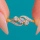 Antiker Drei-Stein-Ring aus 18 Karat Gold mit Diamanten im Bypass-Twist, 0,25 ct